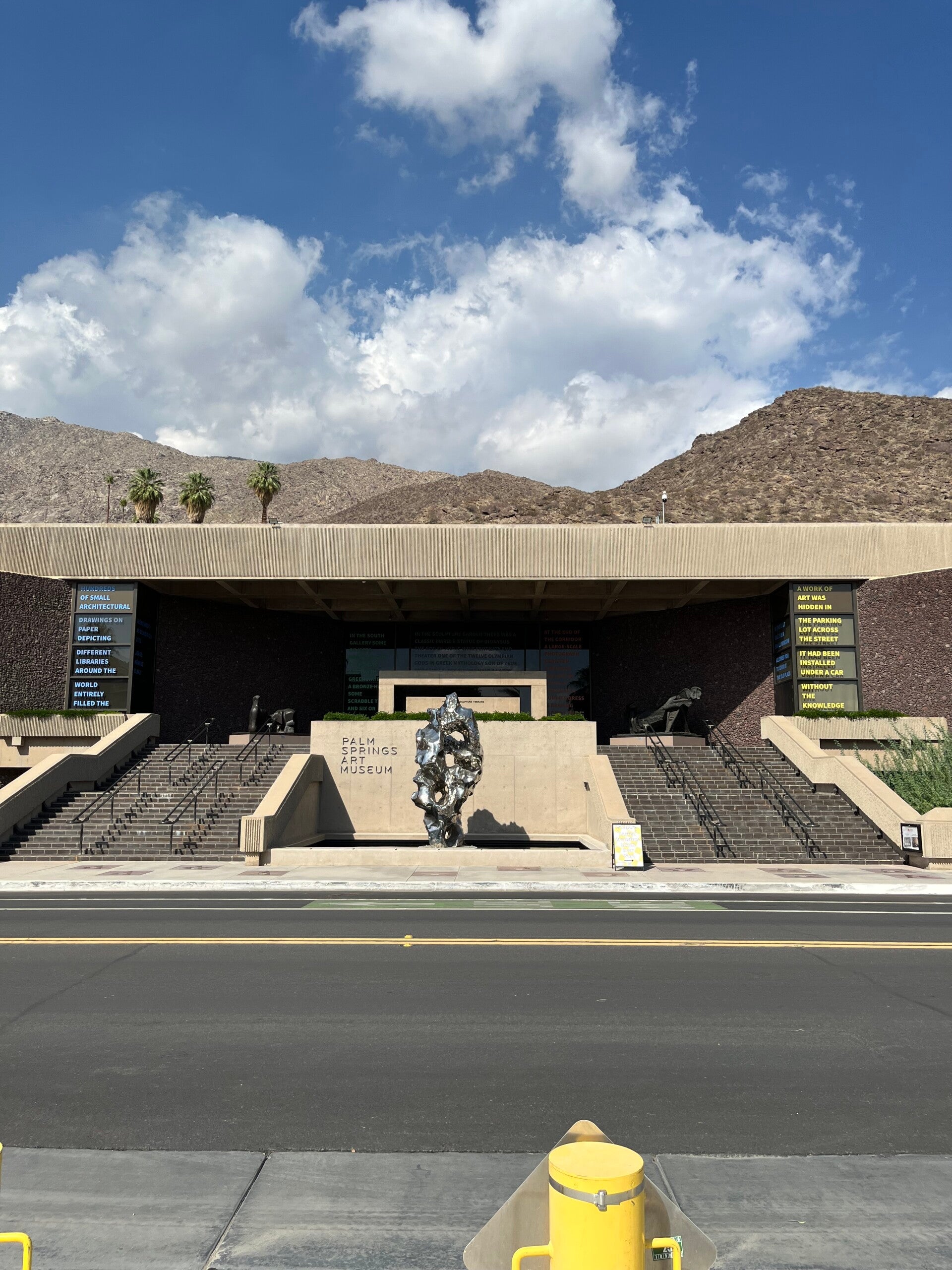 alt= Palm Springs Art Museum vue extérieure avec architecture moderne, collection d'art contemporain et arts natifs américains
