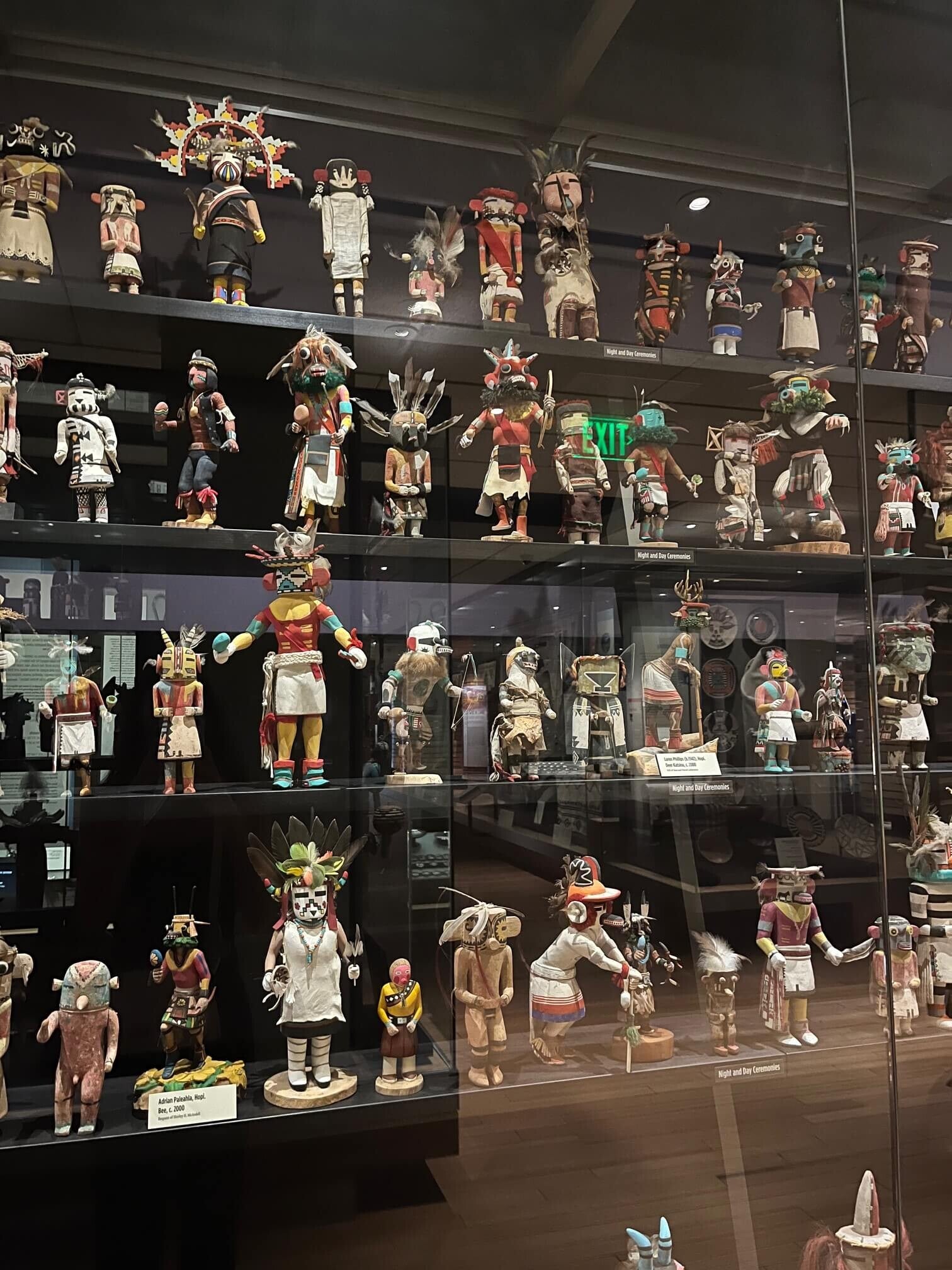 Alt= Poupées Kachina Hopi exposées dans un musée en Arizona, figurines rituelles sculptées en bois de cottonwood