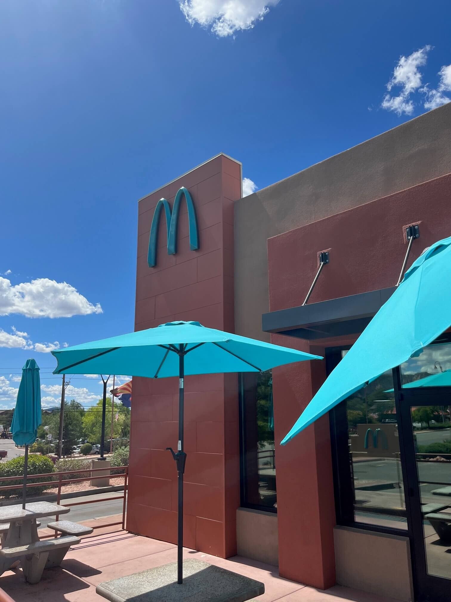 Alt= Devanture du McDonald's de Sedona Arizona avec ses arches turquoise, Route 89A