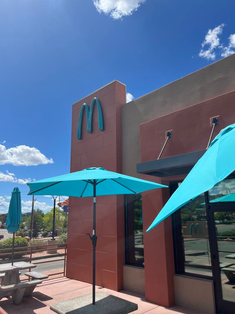 Alt= La devanture du McDonald's de Sedona en Arizona avec ses célèbres arches turquoise