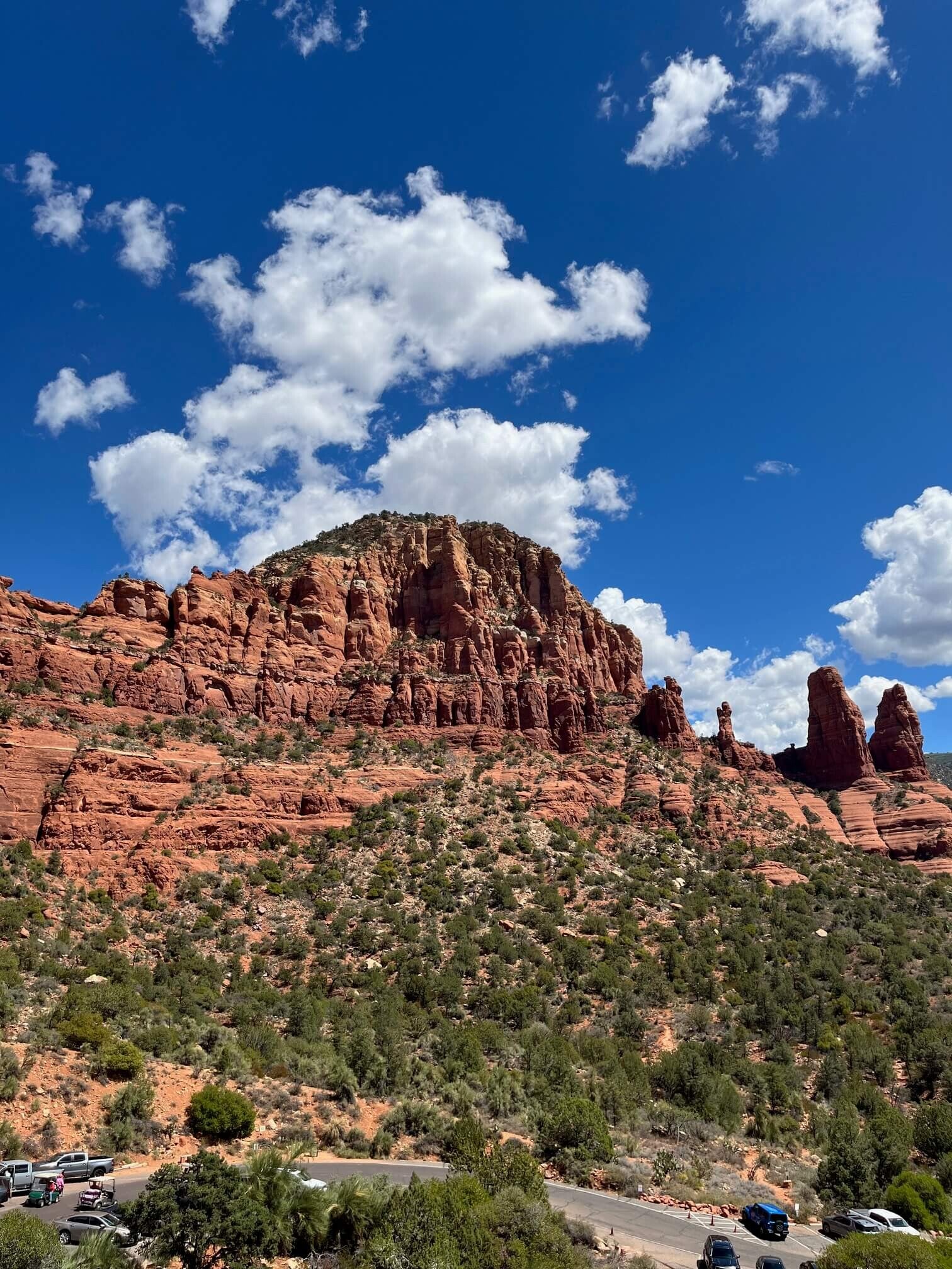 Alt= Formations rocheuses rouges de Sedona Arizona, paysage protégé par la réglementation d'enseignes de la ville