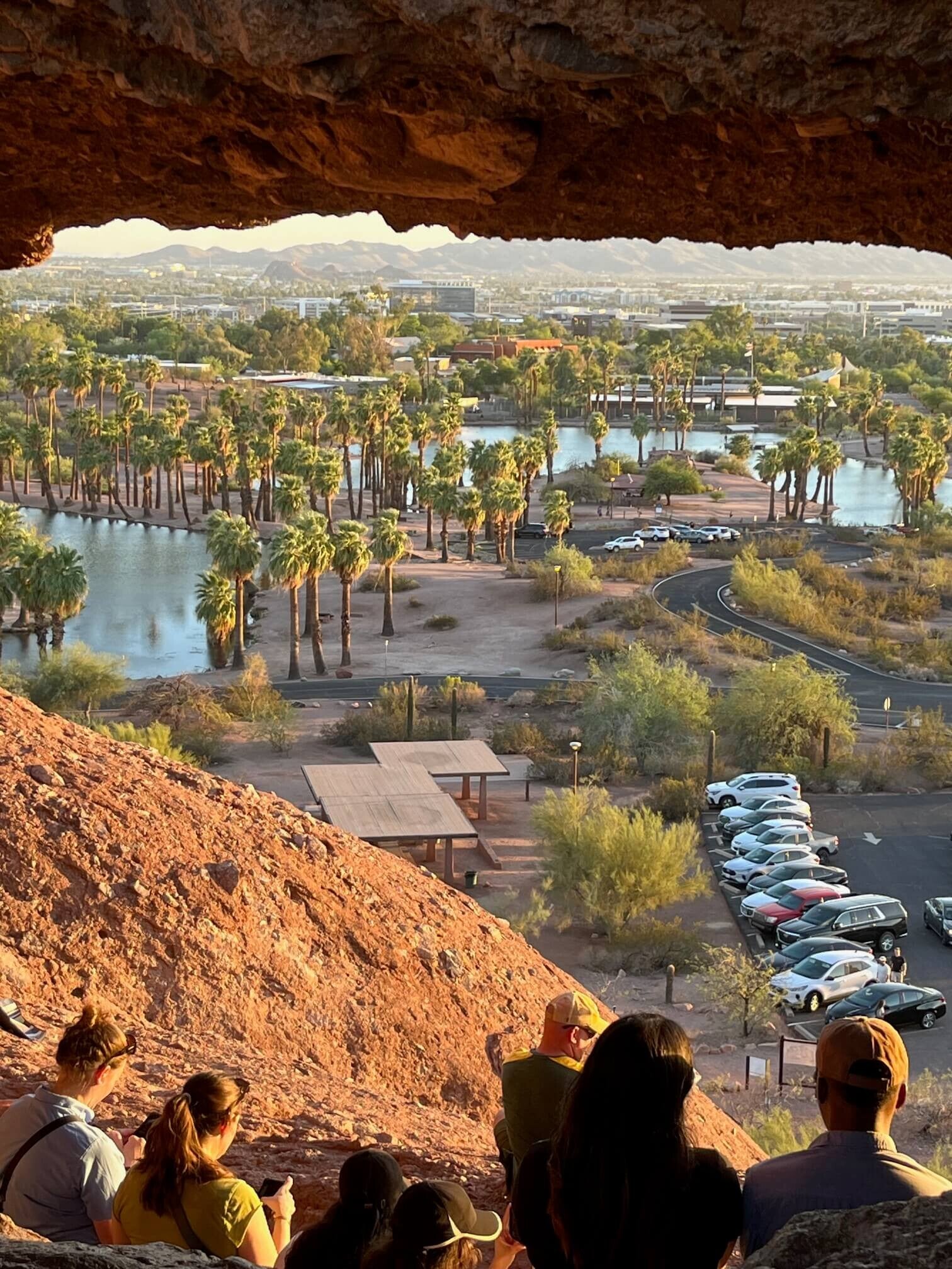 Vue sur Phoenix depuis l'ouverture naturelle de Hole-in-the-Rock, Papago Park