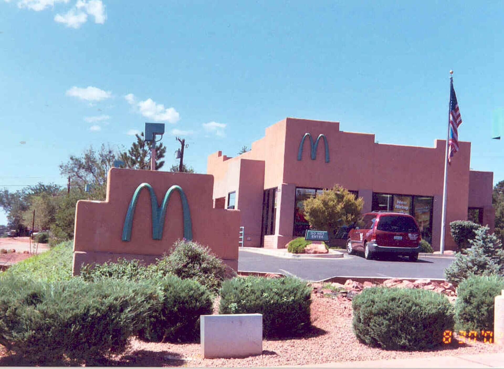 Alt= Devanture du McDonald's de Sedona Arizona avec ses arches turquoise, Route 89A