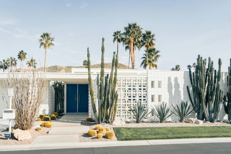 alt= Maison mid-century modern à Palm Springs intégration au paysage désertique