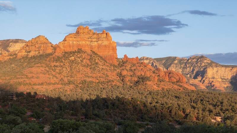 Sentier de randonnée dans les formations rocheuses de Sedona Arizona