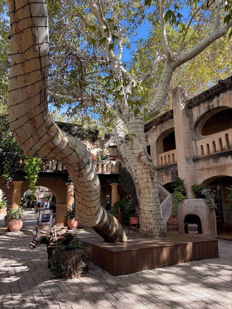 Cour fleurie du village Tlaquepaque Arts and Shopping Village à Sedona