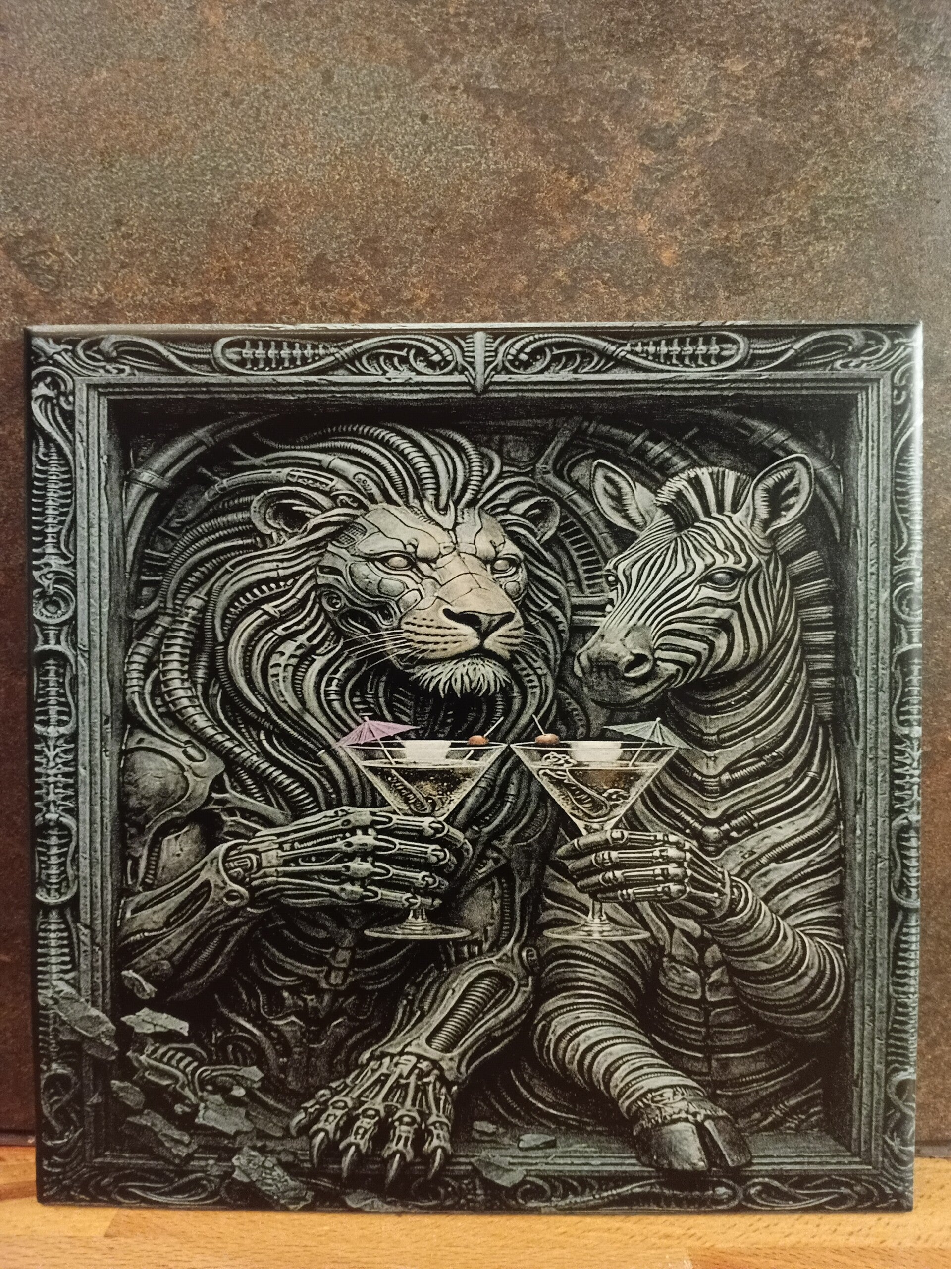 Zèbre et lion qui trinque à la santé de la girafe