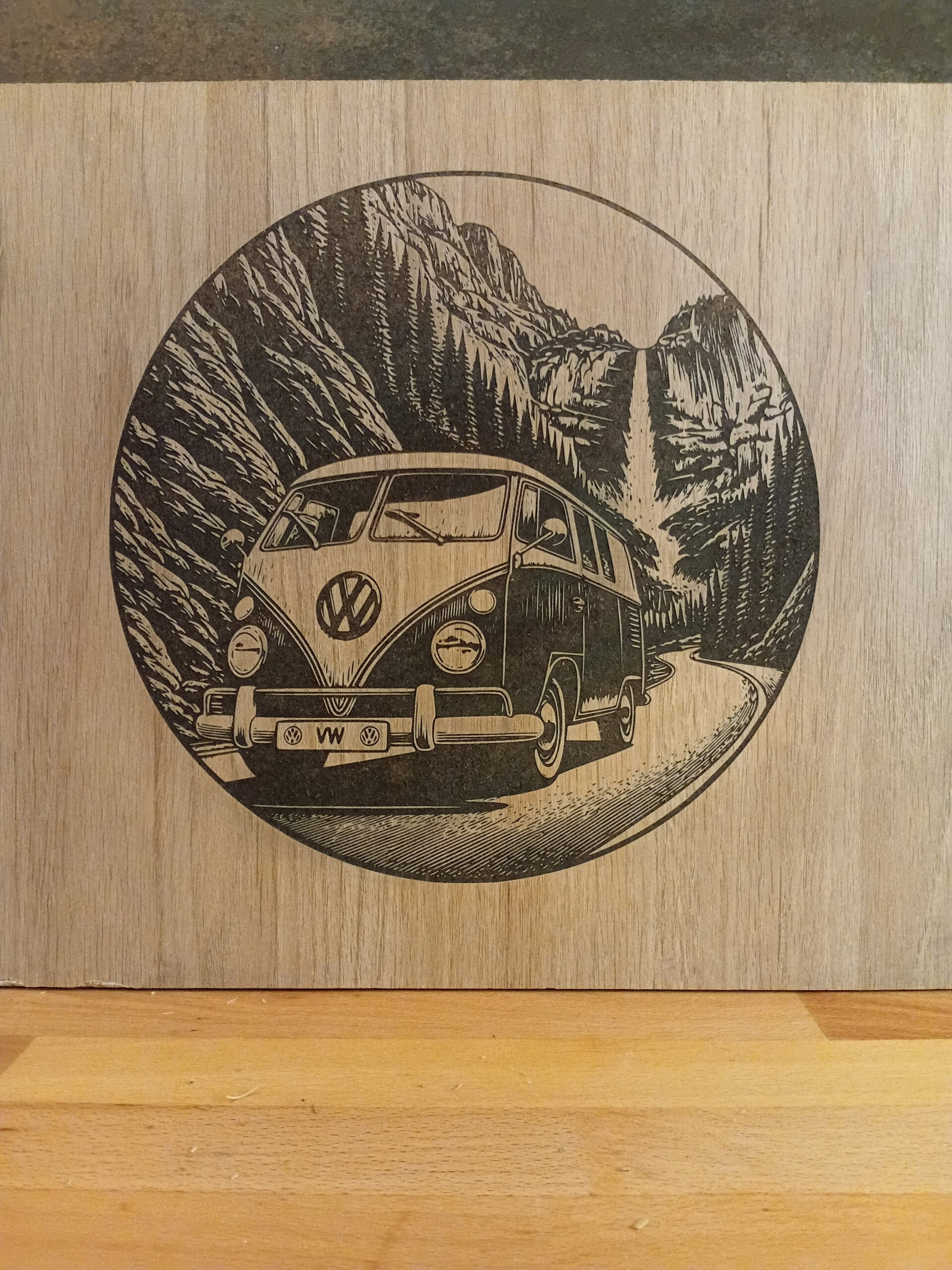 Gravure VW sur planche en fibre de bois