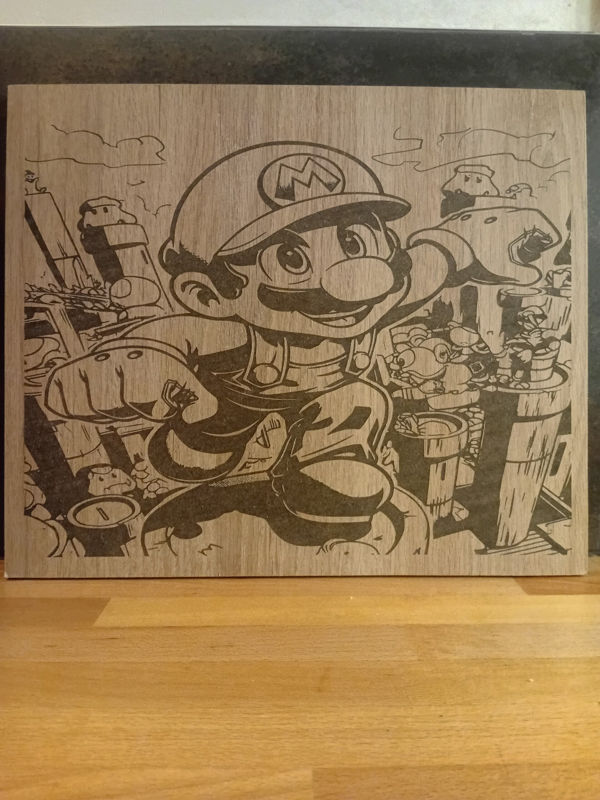 Gravure mario sur planche en fibre de bois