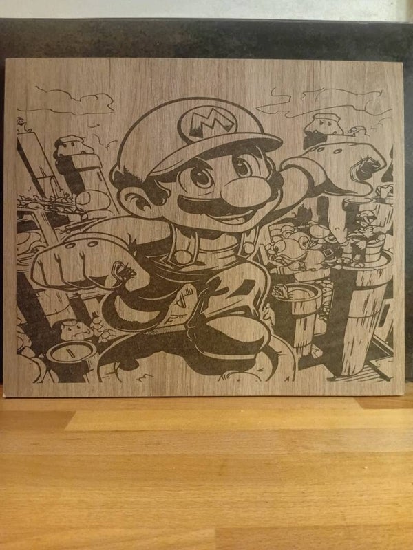Gravure mario sur planche en fibre de bois