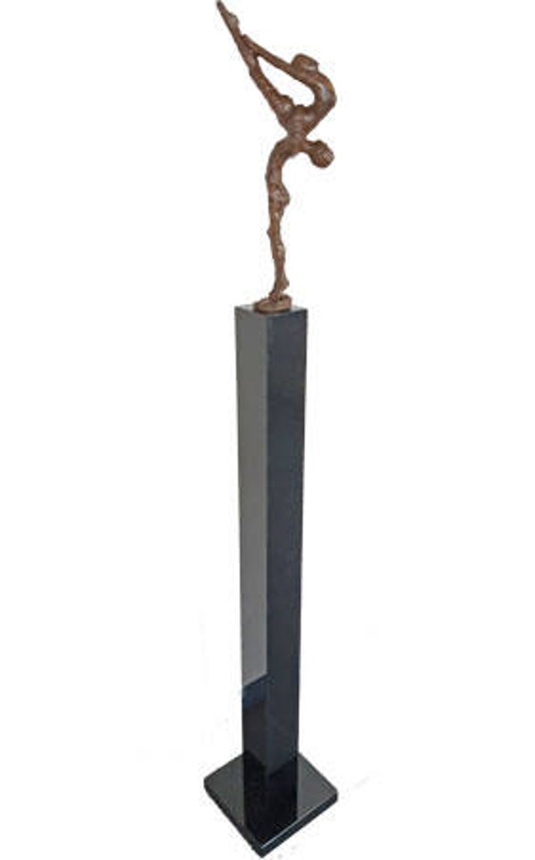 Bronzen sculptuur “Love and devotion”op een granieten zuil