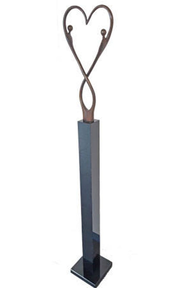 Bronzen sculptuur “Love and happiness”op een granieten zuil