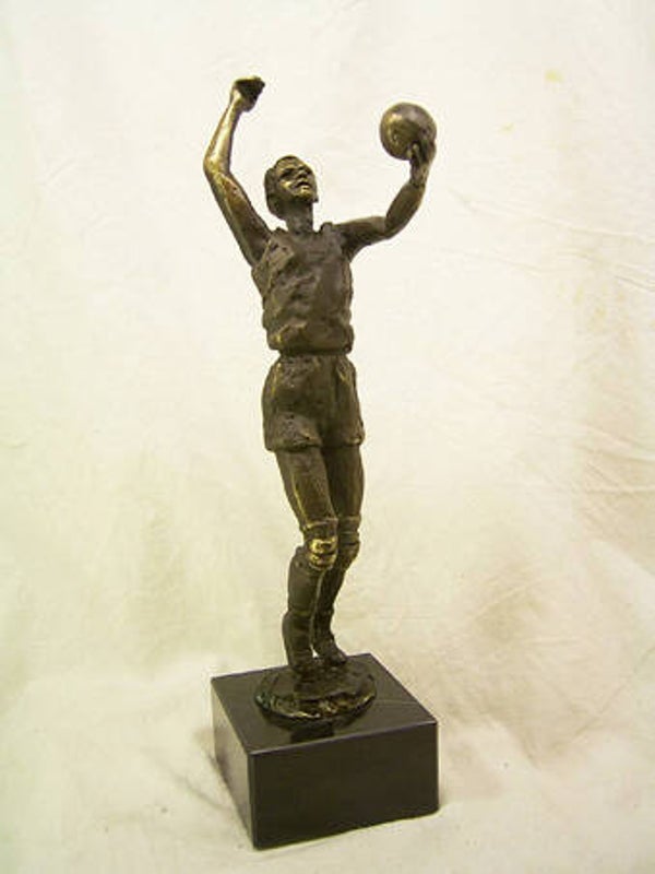 Sport sculptuur “Volleybal”