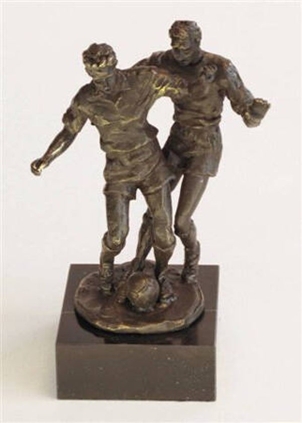 Sport sculptuur “Voetbal duel”