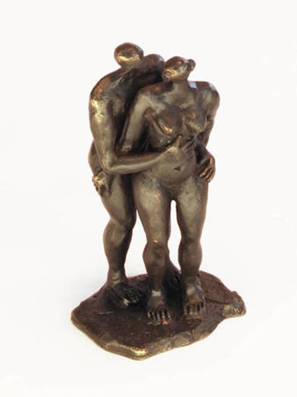 Liefdes sculptuur “Geborgenheid staand”