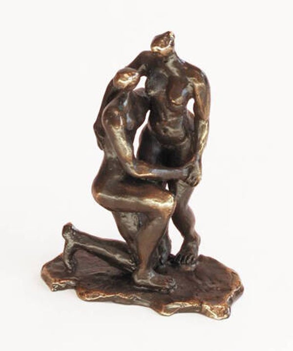 Liefdes sculptuur “Geborgenheid knielend”