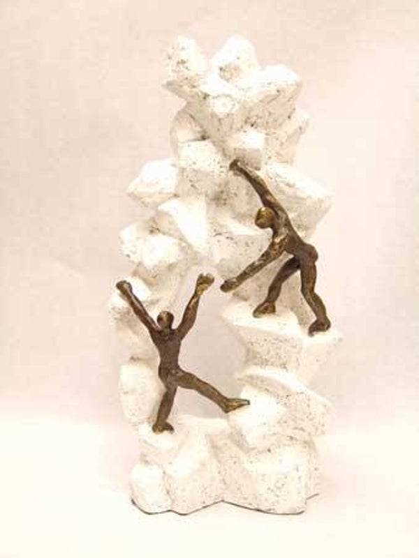 Zakelijk sculptuur “De helpende hand toesteken” van kunsthars