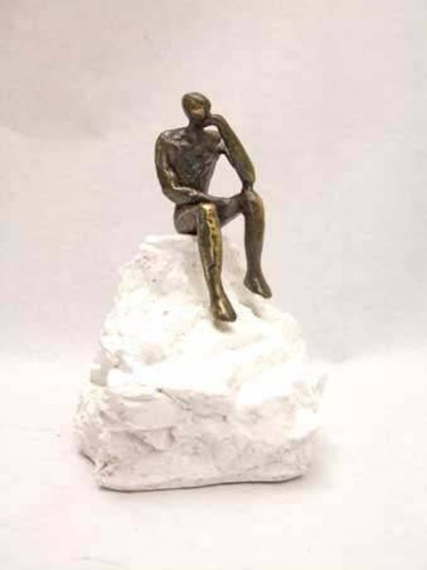 Kunsthars sculptuur “Bezinning”