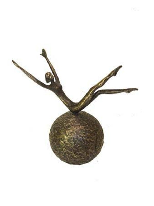 Vrouwen sculptuur “New energy” van kunsthars