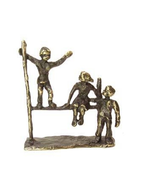 Spelende kinderen sculptuur “Vriendschap”