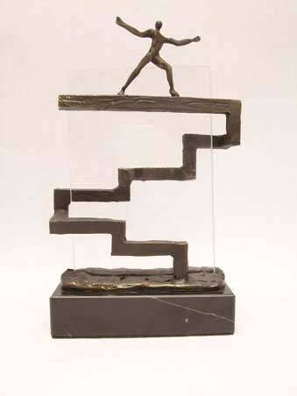 Zakelijk sculptuur “De overtreffende trap”