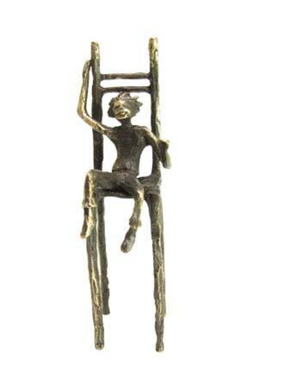 Kinderen beeldje “Jongetje op stoel”