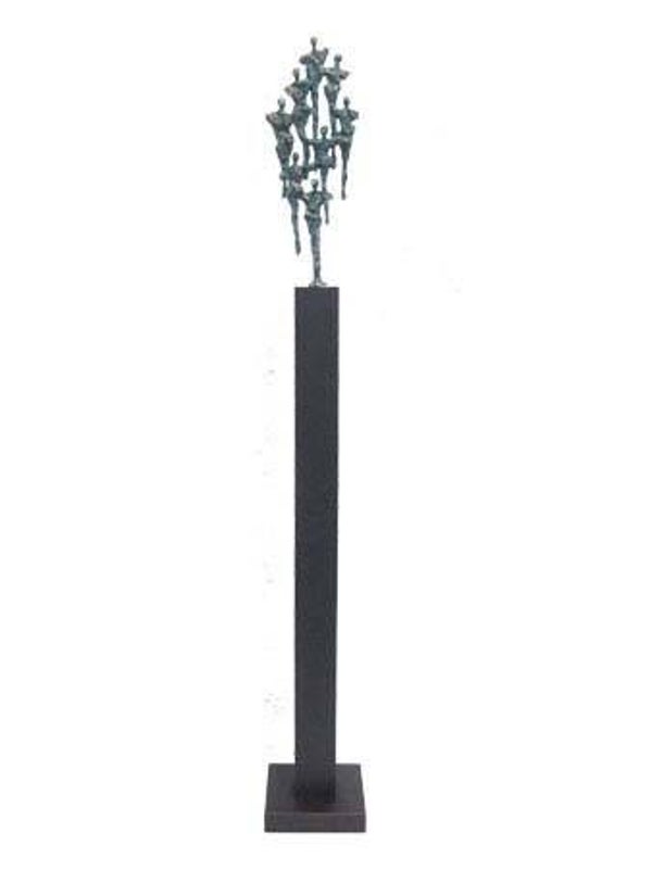 Groen gepatineerd sculptuur “Opbouwend” op kunsthars sokkel