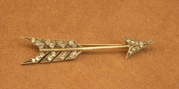 Broche ancienne Flèche en argent massif sertie de pierres blanches
