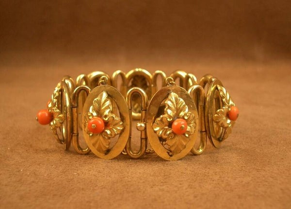 Beau bracelet ancien en plaqué or et cabochons de corail