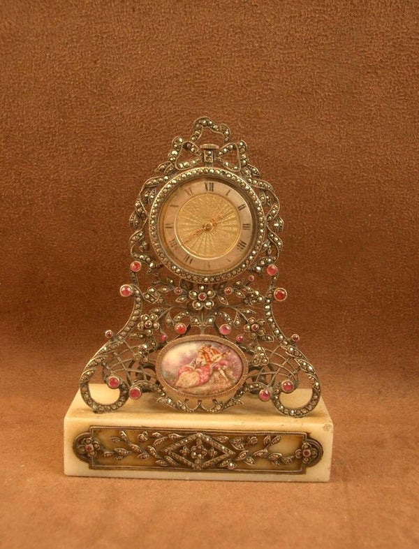 Sublime pendulette en argent , pierres semi-précieuses et miniature émaillée