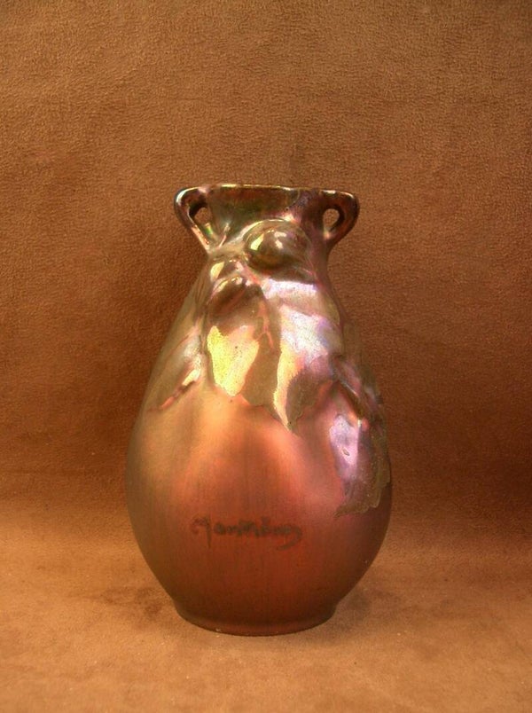 Vase en céramique irisée Art Nouveau décor de noisettes signé Montières