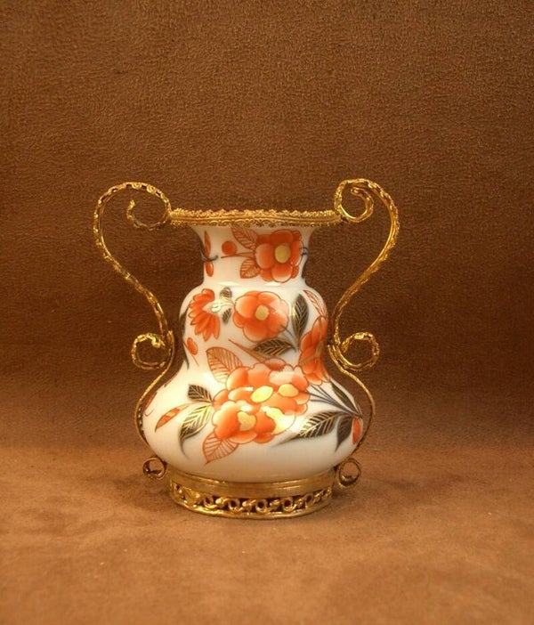 Petit vase en porcelaine de Bayeux Période Langlois signature au caducée