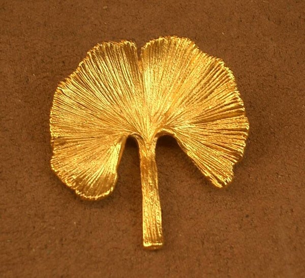 Broche en métal doré , feuille de Ginkgo signée Mathieu Nancy