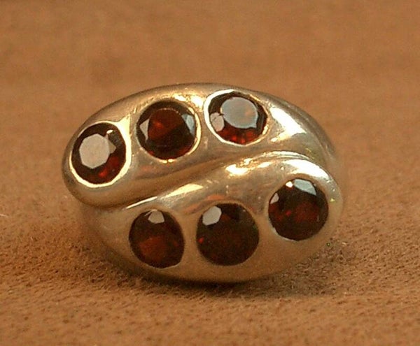 Belle grosse bague ancienne en argent sertie de pierres rouges