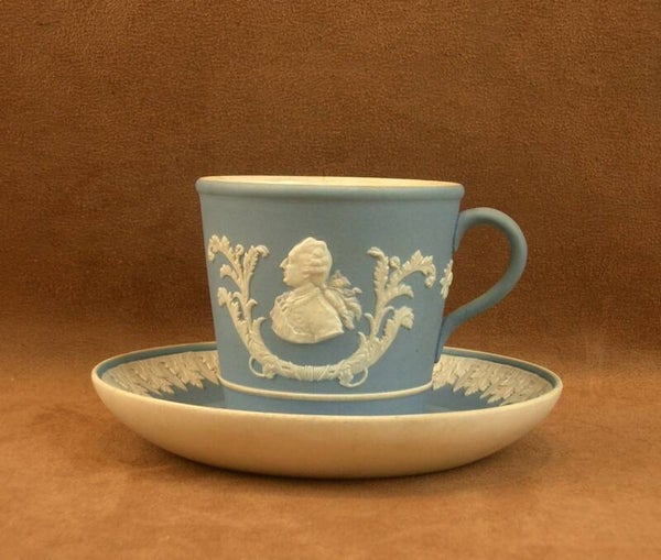 Tasse à chocolat, biscuit de porcelaine de Wedgwood, portrait de Louis XVI et Marie-Antoinette