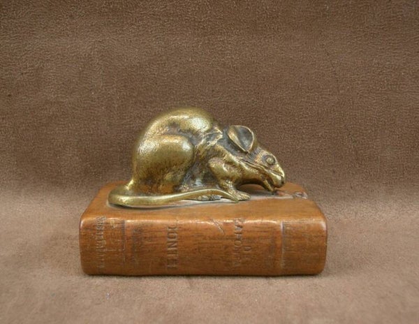 Louis Carvin, Souris en bronze grignotant une livre, sculpture ancienne en bronze