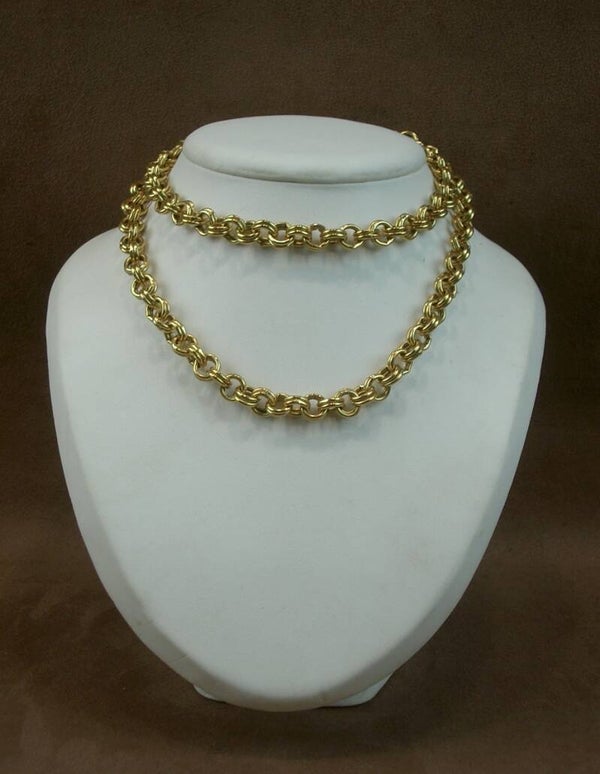 Grand collier sautoir ou ceinture en métal doré signé Yves Saint Laurent