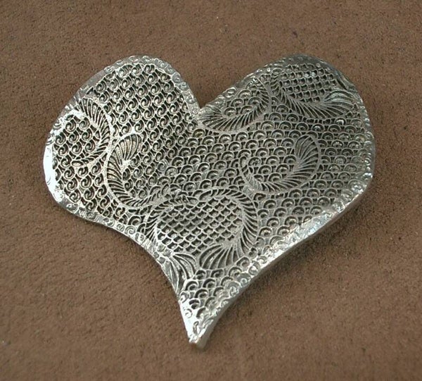 Broche Coeur en métal argenté signé Christian Lacroix