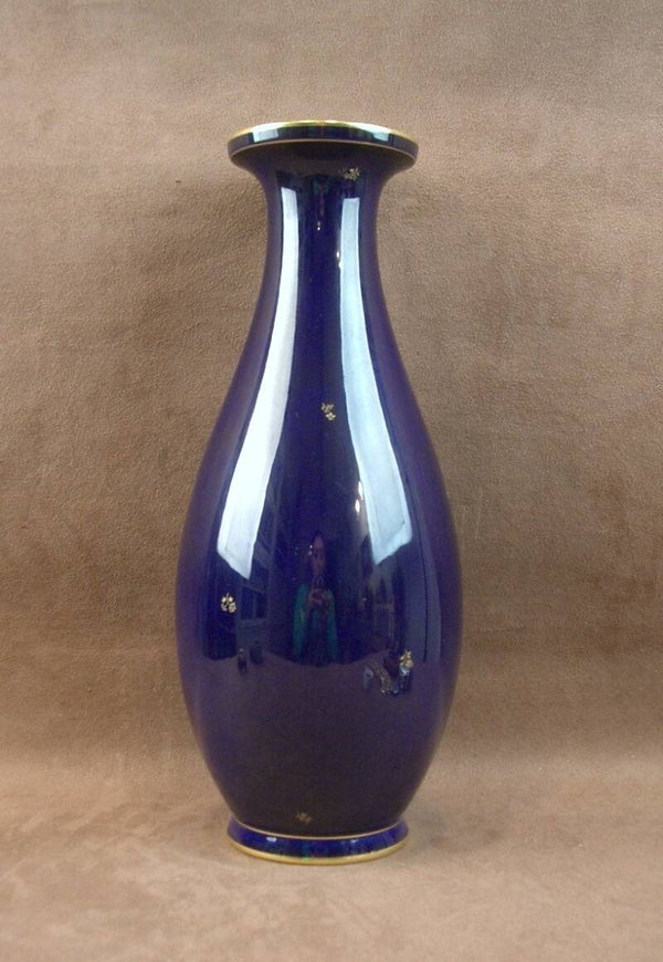 Grand Vase balustre en porcelaine de Sèvres, semis de fleurettes sur fond bleu de four