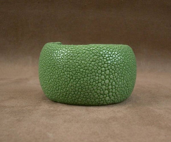 Large Bracelet manchette semi ouverte en Galuchat "a cuckoo moment..."
