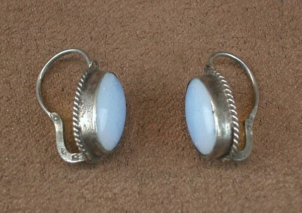 Paire de boucles d'oreilles dormeuses anciennes en argent en verre opalescent