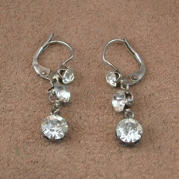 Paires de boucles d'oreilles dormeuses anciennes en argent et pierres blanches