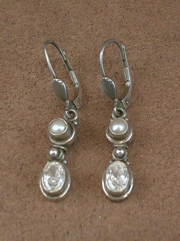 Paire de boucles d'oreilles dormeuses anciennes en argent perle et pierre