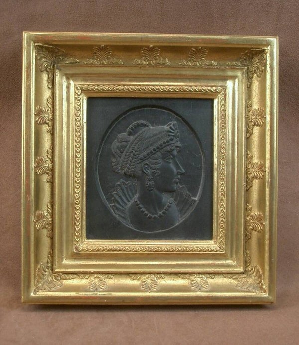 Portrait de l'Impératrice Joséphine Bonaparte sculpté en camée sur une plaque d'ardoise