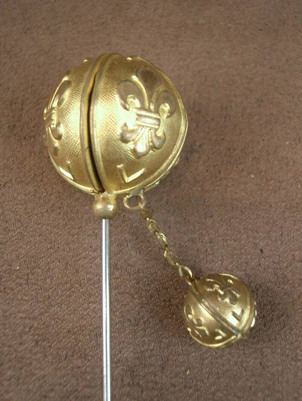 Epingle à chapeau ou de pardon ancienne décor de fleur de Lys