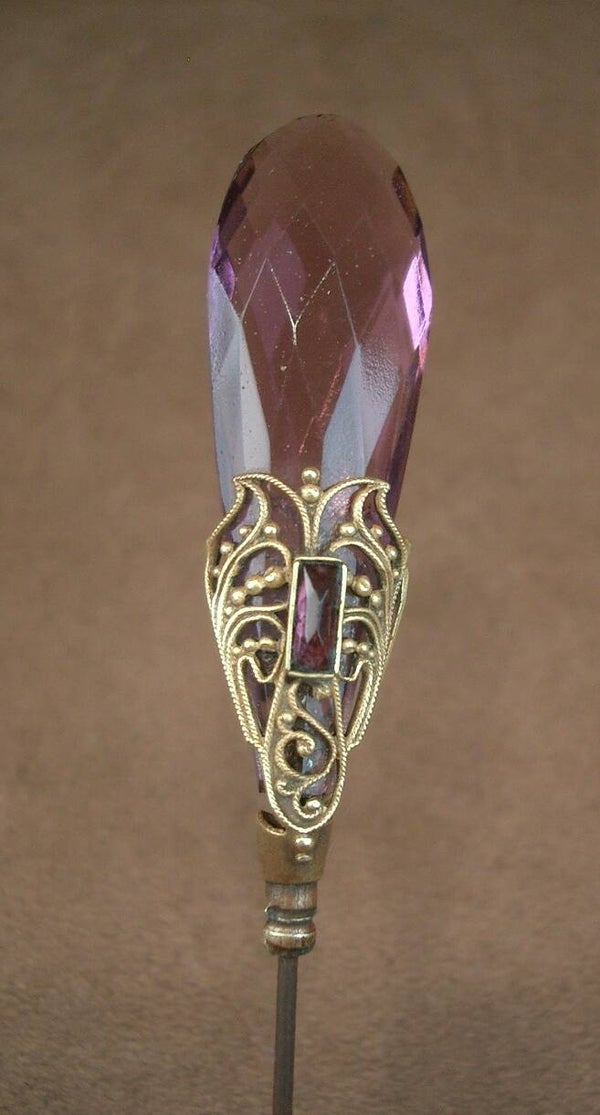 Epingle à chapeau Art Nouveau en verre violine motif de papillon en métal doré
