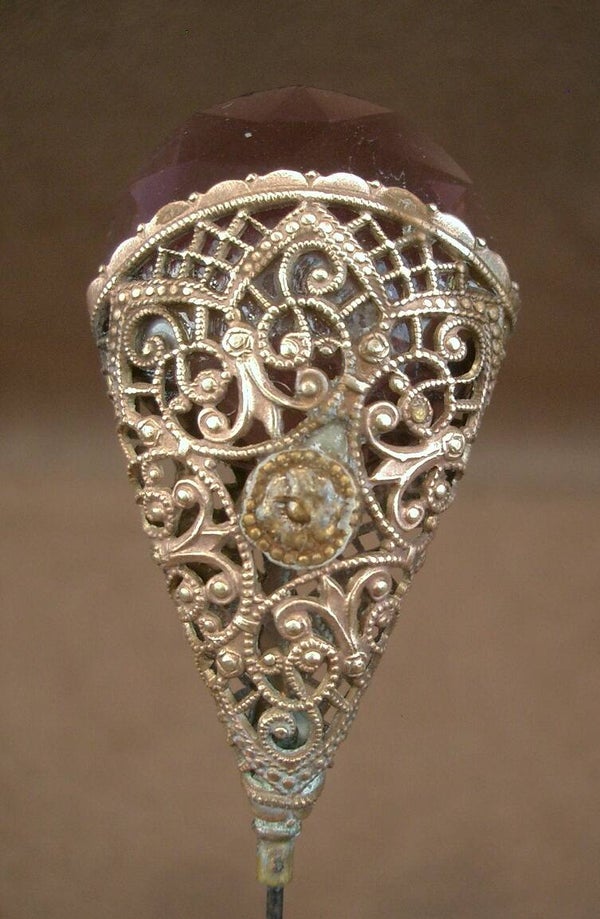 Epingle à chapeau ancienne Art Nouveau en verre violine et métal doré