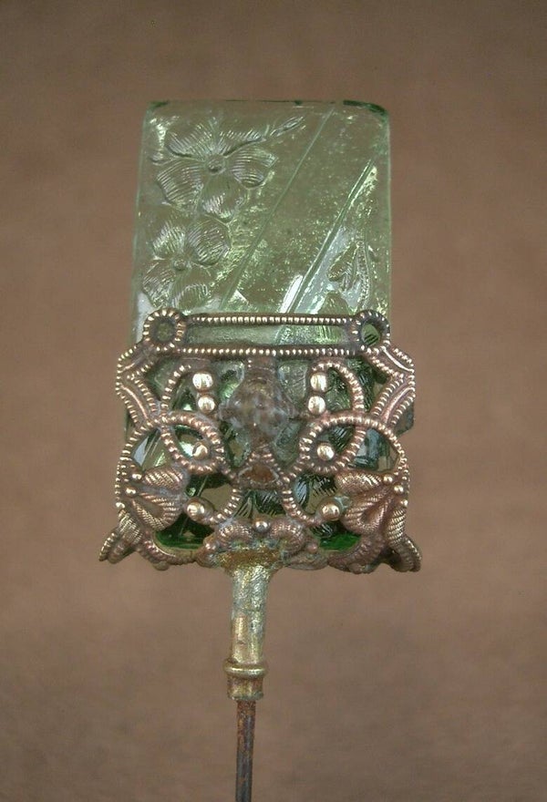 Epingle à chapeau ancienne Art Nouveau Verre moulé pressé et métal doré