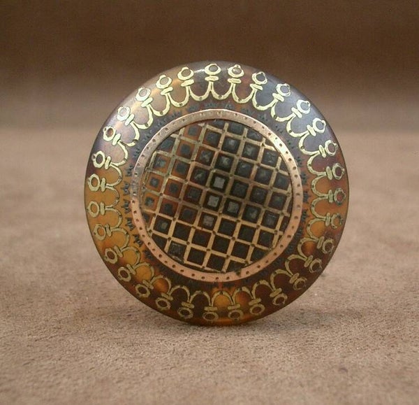 Epingle à chapeau ancienne en corne et incrustations d'or , d'argent et de  laiton
