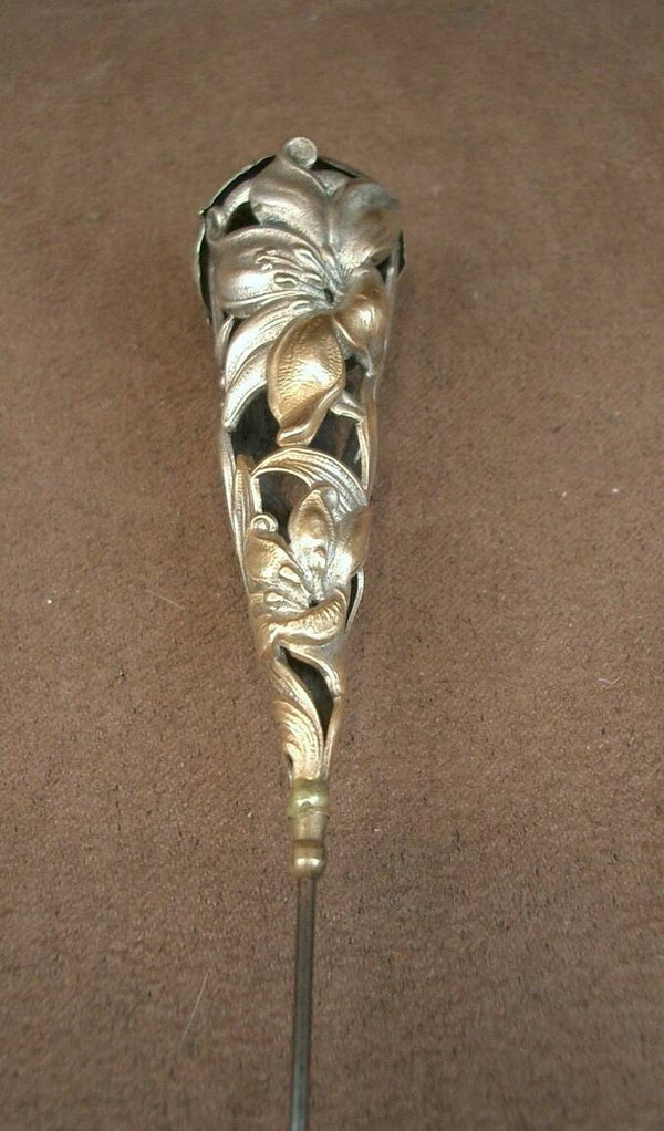 Grande épingle à chapeau ancienne ARt Nouveau en métal décor floral de Lys